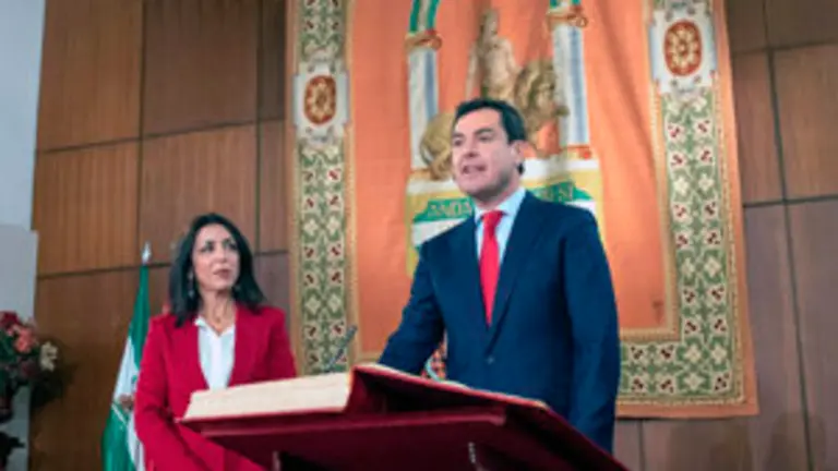 GRAFAND2277. SEVILLA, 18/01/2019.-El nuevo presidente de la Junta de Andaluc&Atilde;&shy;a, Juanma Moreno, junto a la presidenta de la C&Atilde;&iexcl;mara auton&Atilde;&sup3;mica, Marta Bosquet (Cs), durante el acto de toma posesi&Atilde;&sup3;n donde ha jurado su cargo hoy en el Parlamento andaluz en Sevilla. EFE/Julio Mu&Atilde;&plusmn;oz ***POOL***