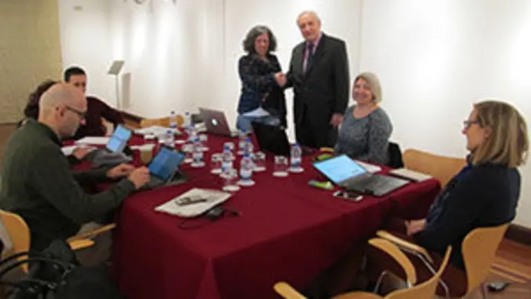 El delegado de la Xunta, José Ramón Ónega López, saluda a la coordinadora de Proyectos Europeos de la ACIS, Susana Fernández Nocelo