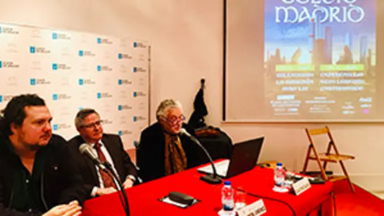 2. En la mesa el productor del Festival Pucho Suárez, el coordinador de Actividades de la Casa Ramón Jiménez y el director del festival Alfonso Blanco, con la proyección del cartel del CELTIC MADRID FESTIVAL