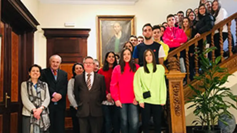 1. De izquierda a derecha, Mary Espiñeira, José Ramón Ónega, Susana Estévez,  Ramón Jiménez, , Carmen Liz, Berta Cobo y los alumnos de Efa Piñeiral