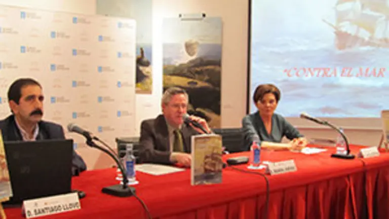 El escritor Santiago Llovo Taboada, el coordinadora de Actividades de la Casa, Ramón Jiménez, y la editora Lucila Ventoso en la presentación