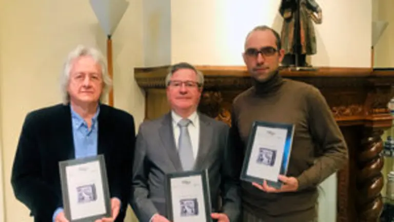 1. Manuel Pereira, Ram&oacute;n Jim&eacute;nes y Rafa Y&aacute;&ntilde;ez posan con un ejemplar de la Revista Olga dedicada a VOCES CEIBES