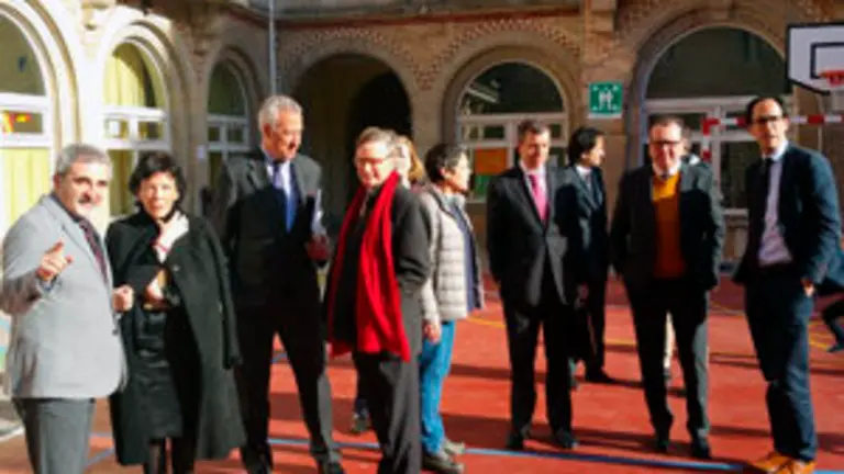 Ministra Celaa en colegio de París