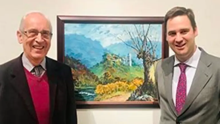 1. Ángel María Leyra Fajardo y Santiago Leyra Curiá ante uno de los óleos de la antológica de José Leyra Domínguez, padre y abuelo respectivamente de ambos