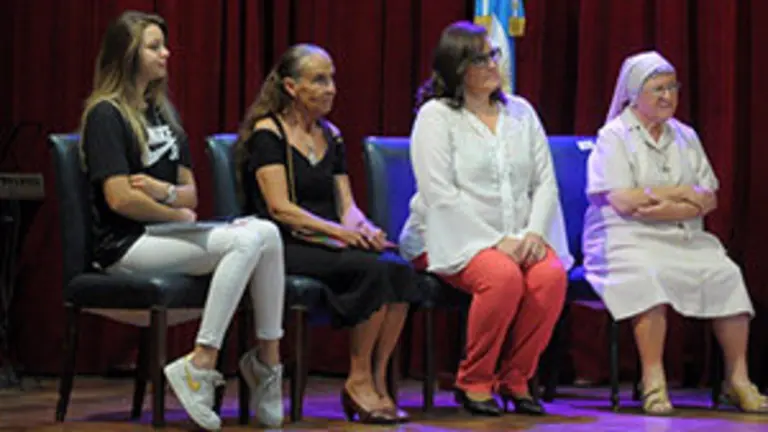 mujer destacada charito 7 3 1