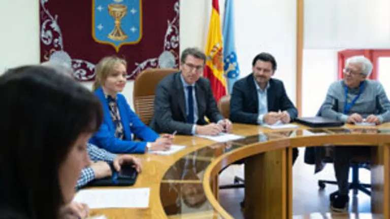 O titular do Goberno galego, Alberto N&uacute;&ntilde;ez Feij&oacute;o, acompa&ntilde;ado pola conselleira de Pol&iacute;tica Social, Fabiola Garc&iacute;a, e polo secretario xeral da Emigraci&oacute;n, Antonio Rodr&iacute;guez Miranda, re&uacute;nese cos representantes das asociaci&oacute;ns galegas de venezolanos vencelladas &aacute; Federaci&oacute;n Venezolana de Galicia (Fevega). &Aacute;rea de Goberno do Parlamento de Galicia, Santiago de Compostela, 13 de marzo de 2019