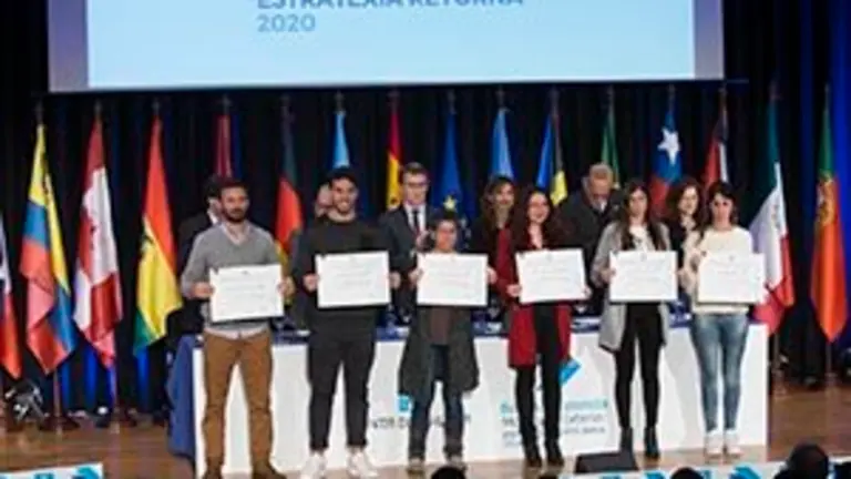 18,30 h.- O titular da Xunta de Galicia, Alberto N&uacute;&ntilde;ez Feij&oacute;o, acompa&ntilde;ado pola conselleira de Educaci&oacute;n, Universidade e Formaci&oacute;n Profesional, Carmen Pomar, o secretario xeral de Emigraci&oacute;n, Antonio Rodr&iacute;guez Miranda, presidir&aacute; o encontro cos beneficiarios dos programas Bolsas de Excelencia Mocidade Exterior e Retorno para Formaci&oacute;n Profesional. No sal&oacute;n de actos do Centro Galego de Arte Contempor&aacute;nea-CGAC (r&uacute;a Valle Incl&aacute;n, 2)foto xo&aacute;n crespo29/11/2018