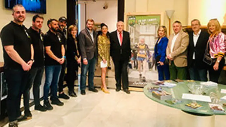 1. El delegado de la Xunta en Madrid, José Ramón Ónega y la alcaldesa de Viveiro, Marisol Loureiro, con la imagen icónica de la CAMOVI, Ramón Blanco, los intervinientes en el acto y parte del equipo organizador