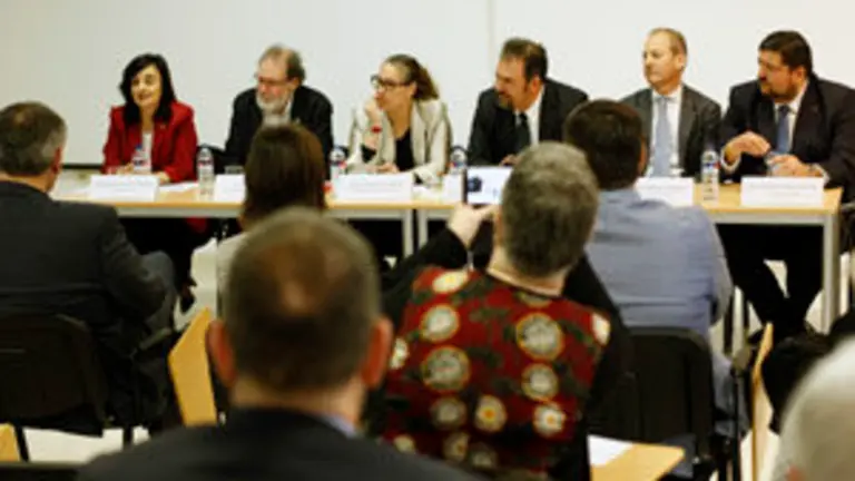 Ferrol (02.04.2019) Delegados sindicales de CCOO , UGT , MAS y CIG comparecen en la puerta del astillero Navantia Ferrol para analizar la situación actual del convenio siderometalúrgico  Fotos:kiko delgado