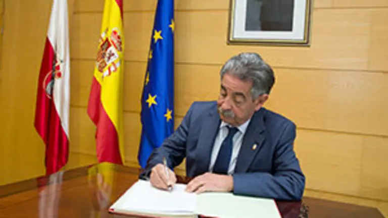 9:30.- Gobierno de Cantabria. 
El presidente de Cantabria, Miguel Ángel Revilla, firma el decreto de convocatoria electoral. 
NR ©
1 ABR 19