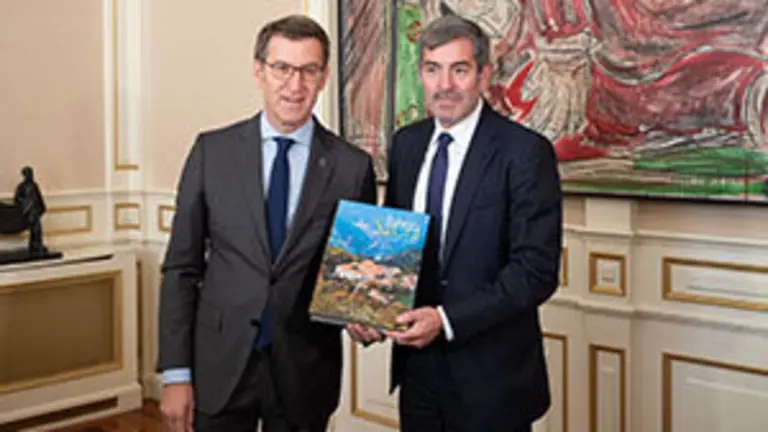 O titular do Goberno galego, Alberto N&uacute;&ntilde;ez Feij&oacute;o, acompa&ntilde;ado polo conselleiro de Facenda, Valeriano Mart&iacute;nez, e polo conselleiro de Sanidade, Jes&uacute;s V&aacute;zquez Almui&ntilde;a, reciben ao presidente do Goberno de Canarias, Fernando Clavijo Batlle, e a membros do seu Goberno. Pazo de Raxoi, Santiago de Compostela, 3 de abril de 2019