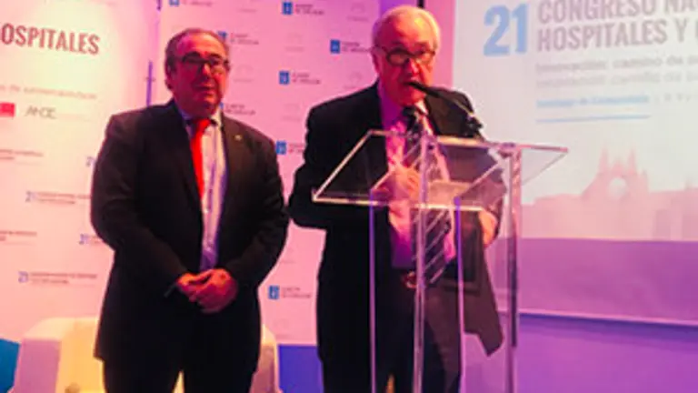 2. El delegado de la Xunta en Madrid y director de la Casa, José Ramón Ónega, da la bienvenida al acto de presentación del congreso, con el Dr. Ramón Ares