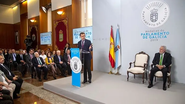 11,30 h, os galardoados asinar&aacute;n no Libro de Ouro do Parlamento na Biblioteca Carballo Calero, onde se tomar&aacute; unha fotograf&iacute;a de familia. S&Oacute; GR&Aacute;FICOS.PARLAMENTO 12,30 h.-   O titular da Xunta, Alberto N&uacute;&ntilde;ez Feij&oacute;o, acompa&ntilde;ado de membros do Goberno galego, presidir&aacute; o acto de imposici&oacute;n das Medallas do Parlamento de Galicia 2019. No sal&oacute;n dos Reis do Pazo do H&oacute;rreofoto xo&aacute;n crespo06/04/2019