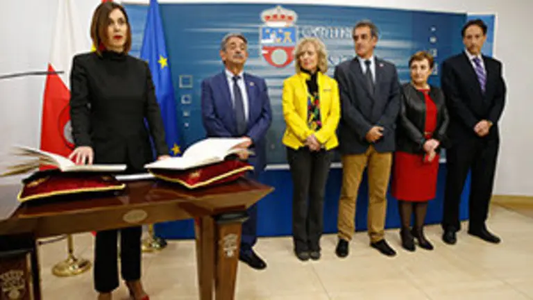Sala de Prensa del Gobierno de Cantabria 	El presidente de Cantabria, Miguel Ángel Revilla, acompañado de la vicepresidenta y consejera de Universidades e Investigación, Medio Ambiente y Política Social, Eva Díaz Tezanos, y varios consejeros, preside a la toma de posesión de Paula Fernández Viaña como nueva consejera de Presidencia y Justicia.
10 ABRI 18