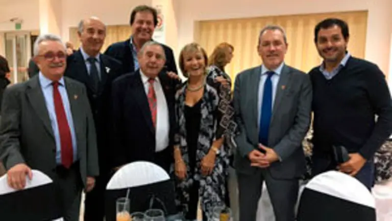 Torres posa junto a directivos de entidades españolas de Comodoro Rivadavia