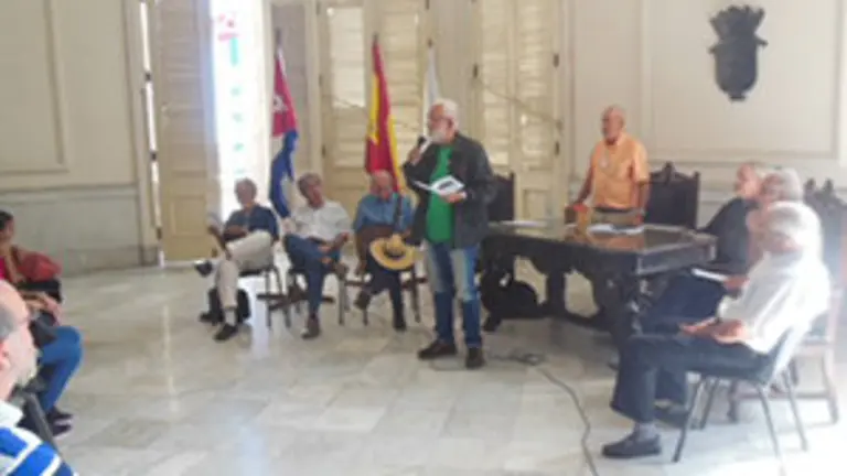 Cuba-Unión Orensana-bardo diciendo sus poemas