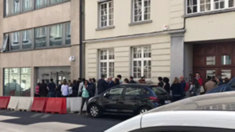 Colas consulado de Bruselas