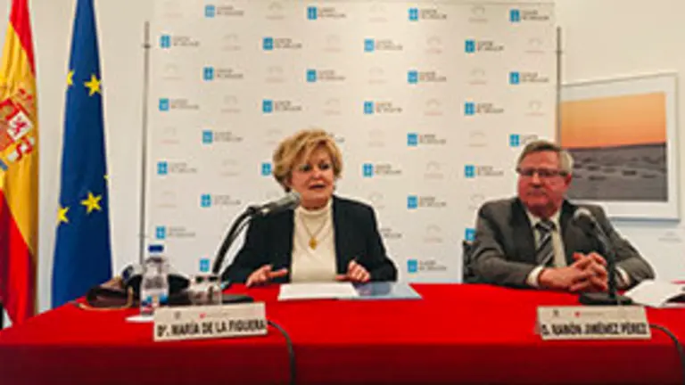 2. María de la Figuera habló sobre la España de Valle Inclán reflejada en las Comedias Bárbaras. En la mesa con el coordidador de actos de la Casa, Ramón Jiménez