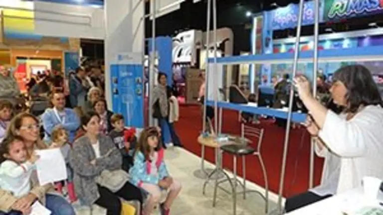 20.Luisa Martínez presenta su libro en el Stand