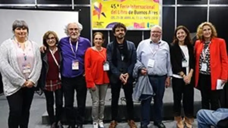 20.FILBA.Foto Grupal de autores y editores en la Sala A Pizarnik