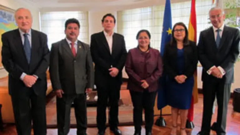 Casa Madrid-El delegado de la Xunta, Jos&eacute; Ram&oacute;n &Oacute;nega (1i), con  Irma Amaya, presidenta del Parlacen (4i),  Jaime Rodr&iacute;guez-Arana, presidente  IPI (1d) y miembros de sus respectivos equipos