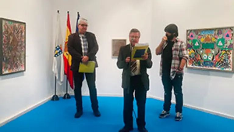 2. En el acto de inauguración, de izquierda a derecha, Ricardo Hernández Ortega, Ramón Jiménez y el artista Juan Glez. Iglesias