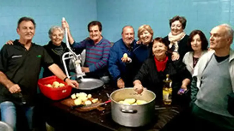 Preparando la Paella Centro Gallego La Plata 3