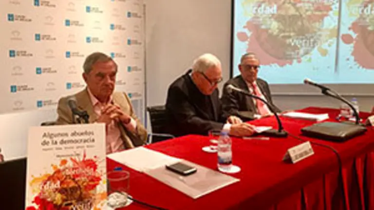 2. El libro presentado, en primer término en la mesa, con el autor, Alfonso García López, el delegado de la Xunta José Ramón Ónega y el presentador, el general Rodríguez-Villasante
