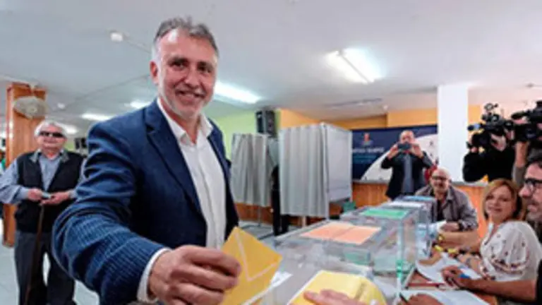 6.Angel Victor Torres votando