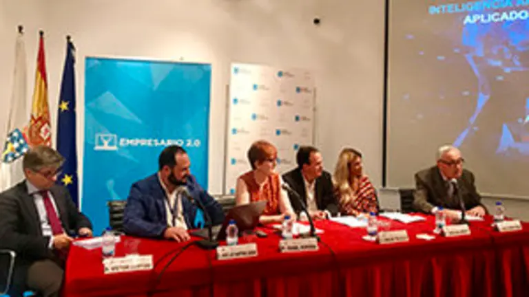 2. En la mesa, 1. De izquierda a derecha José Luis Mtnez., Víctor Cortizo,  Isabel Noriega, Carlos Trujillo, Carolina Arroyo,  el delegado de la Xunta en Madrid José Ramón Ónega,