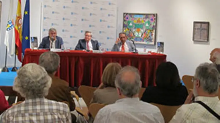 Momento en el que interviene Francisco Rodríguez Pastoriza en la presentación de su libro