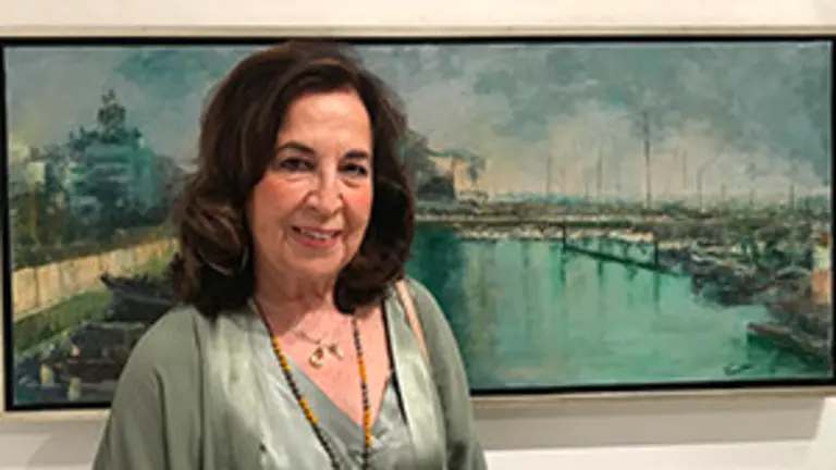 1. Victoria Ramírez ante una de sus obras