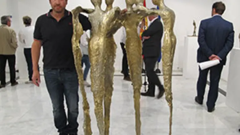 Miguel Couto junto a su obra EN FEMENINO IV