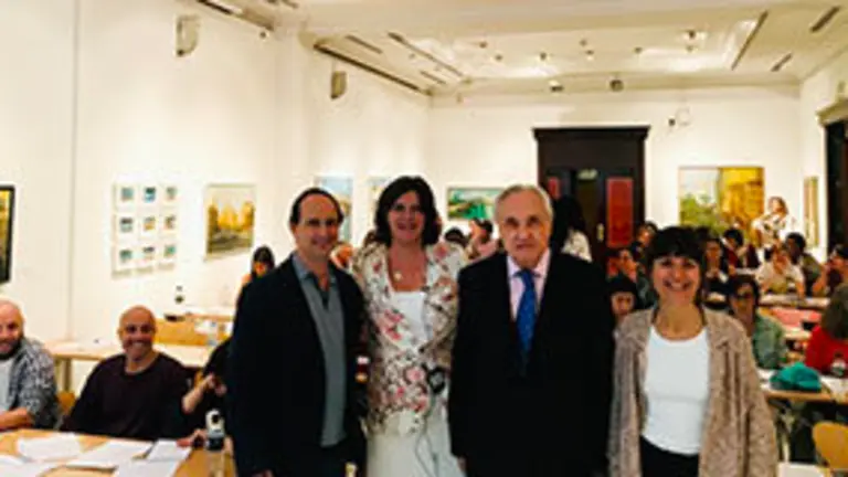 2. Con el alumnado, de izquierda a derecha, Carlos Cortés, Pilar G. de Viedma, el delegado de la Xunta en Madrid José Ramón Ónega y  Greta Fábregas