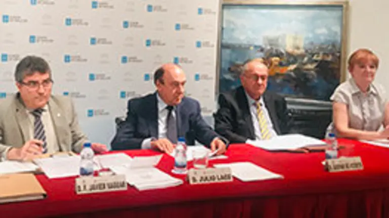 1. De izquierda a derecha, F. Javier Saguar, secretario general; Julio Lage, presidente; Gaspar de Vicente, tesorero e Isabel Nogueira, directora