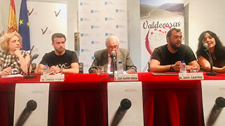 2. En la mesa, Araceli Fernández, Jhon Varo, el delegado de la Xunta en Madrid, José Ramón Ónega, Xavi Castro y Olalla Rodríguez