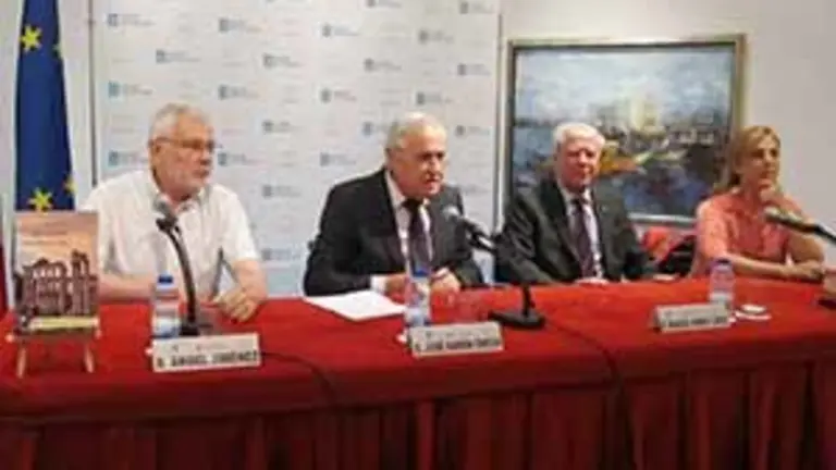 El editor Ángel Jiménez, el delegado de la Xunta José Ramón Ónega, el autor de la novela, Manuel Romay, y la periodista Pilar Falcón, en la mesa de la presentación