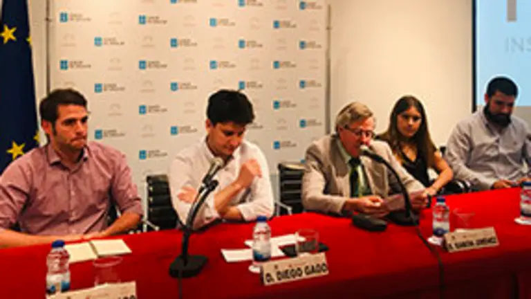 2. En la mesa Elías Casado de NOVA, el diputado Diego Gago, el c. de Actos Ramón Jiménez, Ana Simoneta de  AIESEC y Emilio Froján de IGATA 