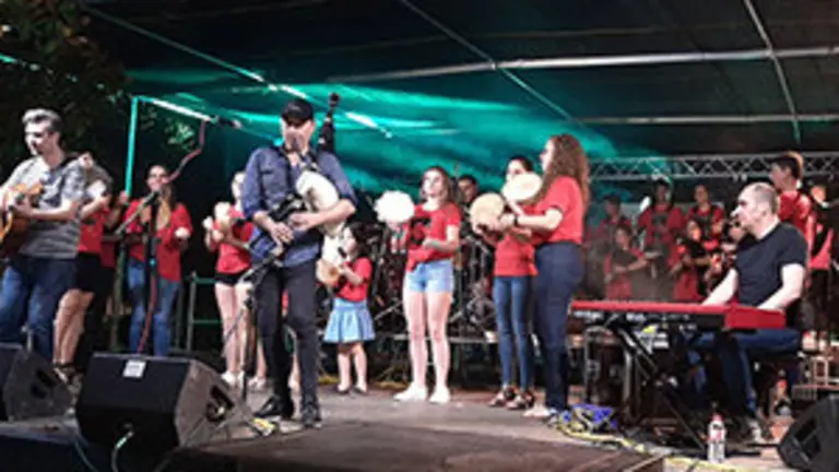 Anxo Lorenza actuando xunto co Grupo Rosalia de Castro