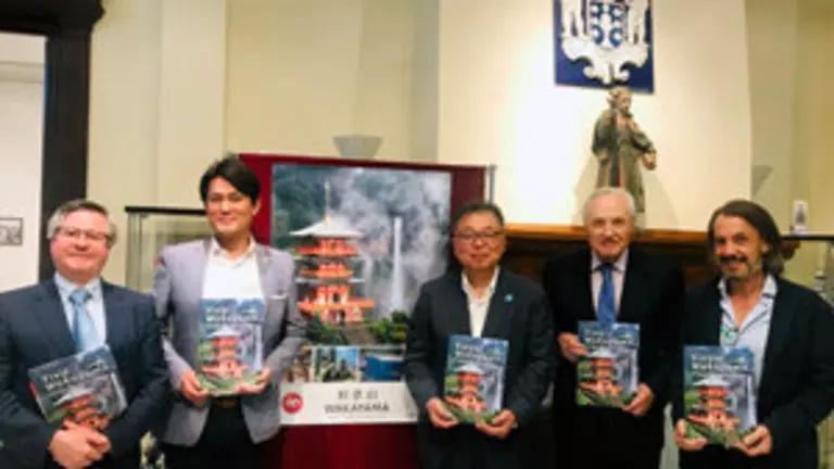 1. Con el cartel de Wakayama y la figura de Santiago s&iacute;mbolos de los dos caminos espirituales  de Jap&oacute;n y Espa&ntilde;a, de izquierda a derecha, R. Jim&eacute;nez, T. Shibata, N. Hirokazu, J.R. &Oacute;nega, y R. Castro 