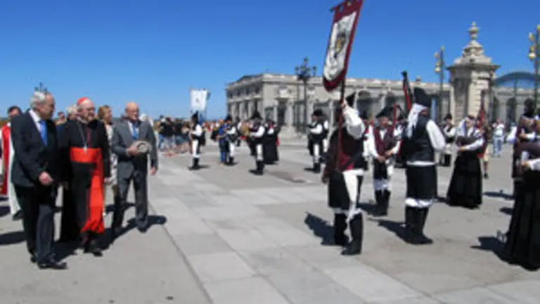 El delegado de la Xunta, Jos&eacute; Ram&oacute;n &Oacute;nega acompa&ntilde;a al cardenal Carlos Osoro en su saludo a los grupos folcl&oacute;ricos, acompa&ntilde;ado de directivos de las asociaciones gallegas