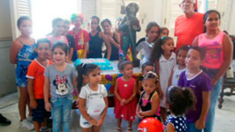 Cuba Valadouro-El presidente con los ni&ntilde;os 