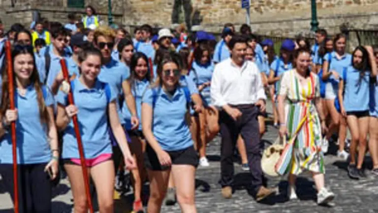 El director xeral de emigracion y la directora de xuventude acompa&ntilde;an a jovenes emigrantes de peregrinacion