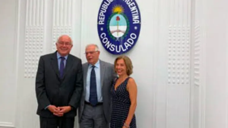 Borrell en Consulado argentino