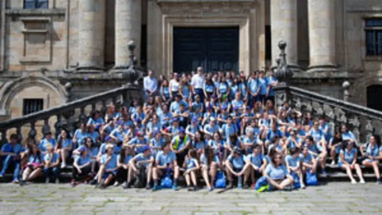 16,00 h- O vicepresidente da Xunta, Alfonso Rueda; o secretario xeral da Emigraci&oacute;n, Antonio Rodr&iacute;guez, Miranda; a directora xeral de Xuventude, Participaci&oacute;n e Voluntariado, Cristina Pichel; e o delegado territorial da Xunta na Coru&ntilde;a, Ovidio Rodeiro, acompa&ntilde;an aos participantes no programa &ldquo;Conecta con Galicia&rdquo;, que est&aacute;n percorrendo o &uacute;ltimo tramo do Cami&ntilde;o de Santiago pola  V&iacute;a da Prata, desde a praza de Mazarelos ata a do Obradoiro.
foto xo&aacute;n crespo
23/07/2019