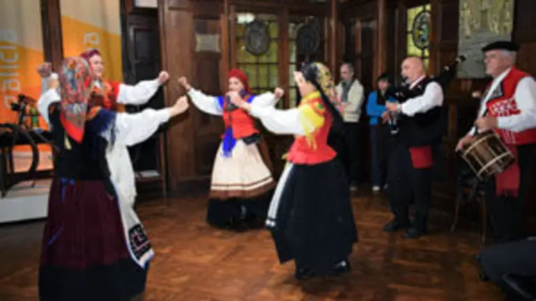 Muestra VEDRA-Integrantes de Estr&oacute;upele bailan durante la presentaci&oacute;n de la muestra