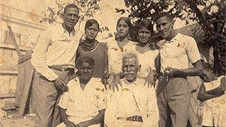 Antonio Machín de pé á esquerda cos seus pais e irmáns