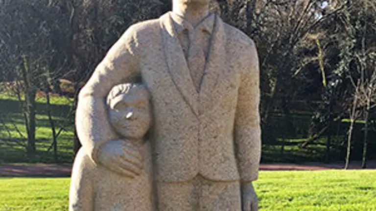 Escultura Emigración Mos