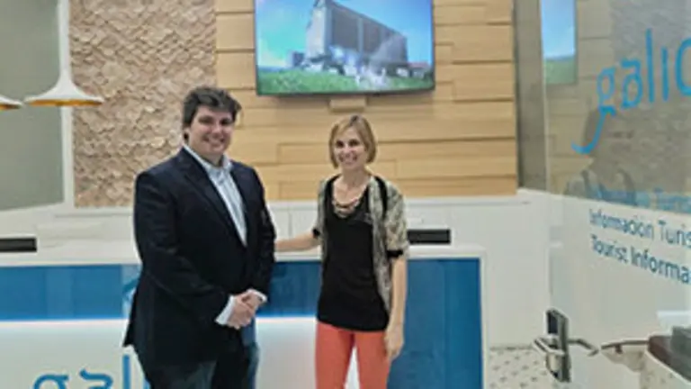 Oficina Turismo. Directora Turismo de Galicia, Nava Castro, con presidente Centro, Carlos Mandianes