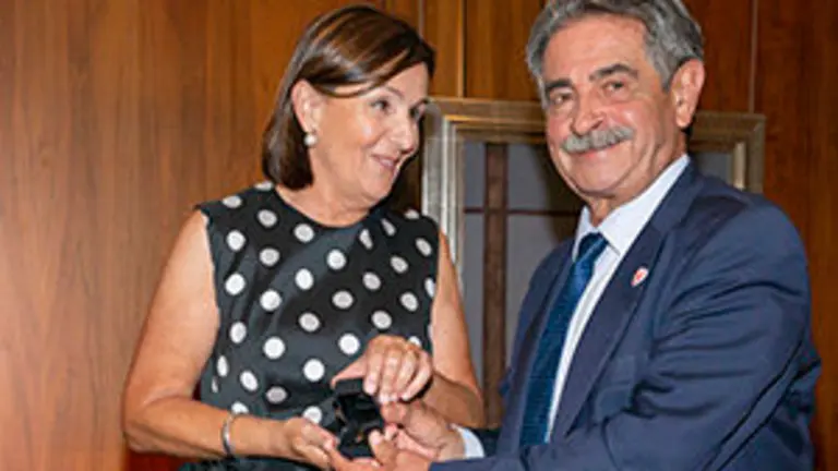 20:30	Hotel Santemar 	El presidente de Cantabria, Miguel Ángel Revilla, y el vicepresidente, Pablo Zuloaga, junto con la consejera de Presidencia, Interior, Justicia y Acción Exterior, Paula Fernández, asisten a la entrega de los Emboques de Oro que otorga la Casa de Cantabria en Madrid. 
NR ©
20 AGO 19